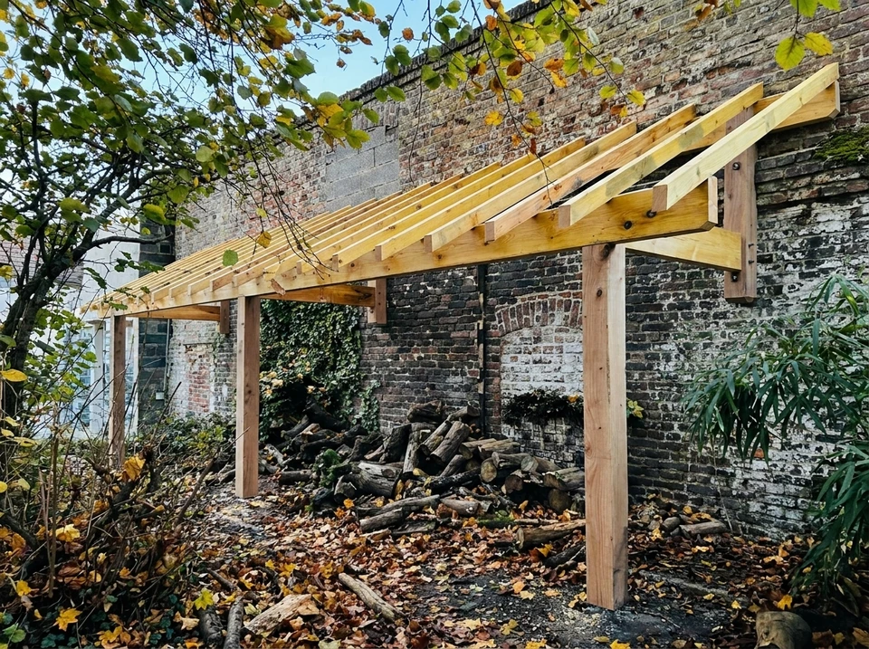 Photographie détaillée et professionnelle montrant la connexion entre architecture ancienne et nouvelle charpente : un bâtiment ancien aux murs en pierre ou briques apparentes, avec sa nouvelle charpente bois fraîchement installée visible en toiture, mettant en évidence l'harmonie entre la structure patrimoniale préexistante et la nouvelle intervention de charpente. La photo doit capturer les détails de la jonction entre l'ancien et le neuf, dans un style réaliste et professionnel adapté à un site web B2B spécialisé en rénovation patrimoniale.